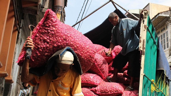 Pemerintah Daerah diharapkan bisa melakukan operasi pasar untuk meredam harga bahan pangan yang melonjak untuk meredam inflasi.