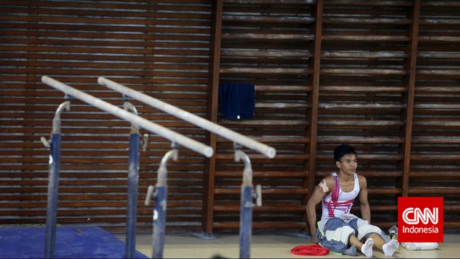 Liukan Pesenam Putra Indonesia di Atas Palang dan Pelana