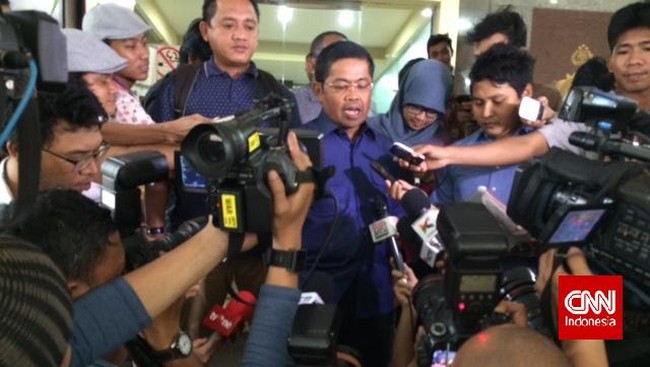 "Seperti kata Bambang Soesatyo, keputusan Menkumham merupakan pembegalan politik. Masalah Golkar belum selesai," kata Idrus Marham, berang.