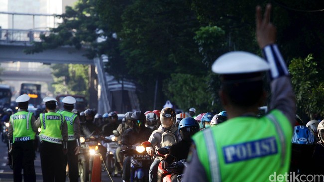 Direktorat Lalu Lintas Polda Metro Jaya memberi batas waktu 14 hari bagi pemilik mobil mewah untuk melengkapi surat kendaraan. 