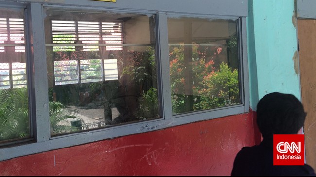 Pemprov DKI semula menempatkan proyek ini di Dinas Perumahan dan Gedung karena berharap Dinas Pendidikan fokus pada prestasi sekolah. 