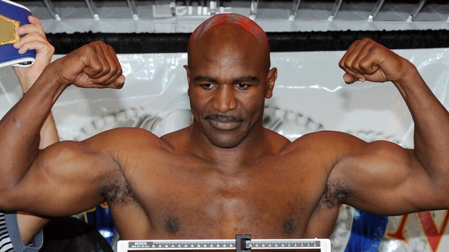 Evander Holyfield mengkritik Floyd Mayweather Jr. yang sering memilih-milih lawan dan mempertanyakan status terhebat yang disandang Mayweather Jr.