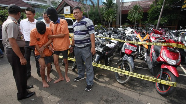 Seorang wanita korban tindakan pemalak motor mendatangi letak penjualan kendaraannya di Bojonggede, Kabupaten Bogor.