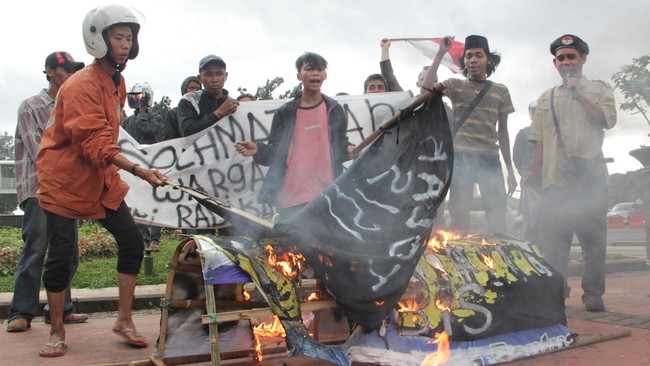 Kebebasan berserikat dan berkumpul terutama membuat organisasi masyarakat dijamin oleh undang-undang.