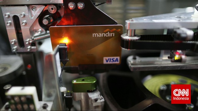 Bank Mandiri bahkan telah melaporkan data dan informasi transaksi kartu kredit nasabahnya sebelum batas pelaporan berakhir hari ini, Selasa (31/5).