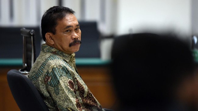 Ajudan Bonaran Situmeang akui ada transaksi sebesar Rp 1 M ke rekening mantan Ketua MK Akil Mochtar oleh bekas Bupati Tapanuli Tengah Bonaran Situmeang.