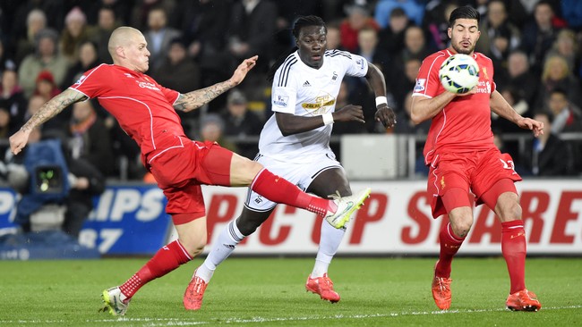 Swansea mendominasi penguasaan bola sekaligus serangan di babak pertama. Tim besutan Garry Monk itu tidak membiarkan Liverpool mengembangkan permainan.