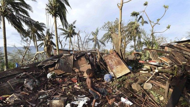 Vanuatu diterjang badai dan angin topan berkecepatan lebih dari 300 kilometer per jam, menghancurkan sebagian besar rumah di negara kepulauan tersebut.