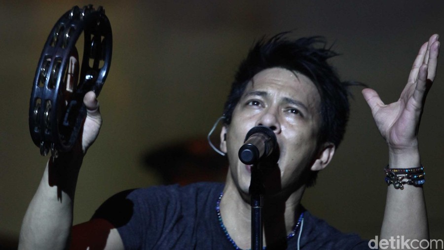 Noah Band Grup band Noah menjadi band penampil dalam acara Woman of the most award di balai Kartini, Jakarta (21/4/213). Ariel dkk tampil atraktif dalam acara tersebut. File/detikFoto.