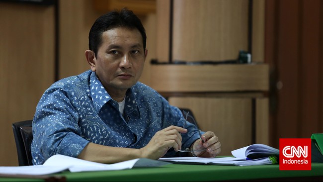 Honor yang diterima tersebut sejumlah Rp 6,6 juta dan diterima sekitar rentang Agustus sampai Desember 2012 berdasar SK Kadin Perhubungan DKI Jakarta. 