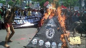 Upaya Warga Rembang Menjaga 'Kendi' Abadi