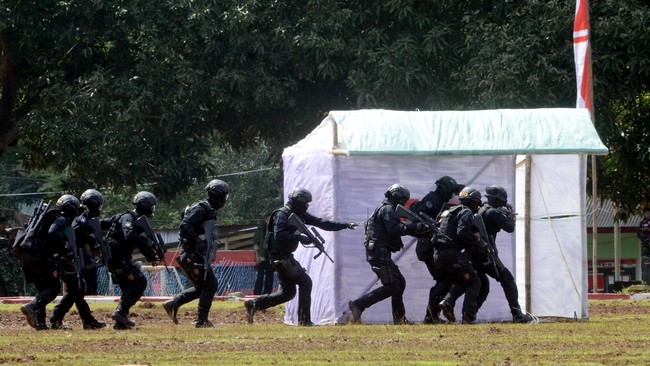 Salah satu cara untuk mencegah paham radikal berkembang di Indonesia adalah dengan mengurangi kesenjangan sosial yang terjadi di masyarakat.