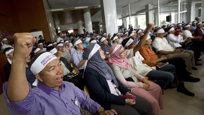 Komisi Pemberantas Korupsi (KPK) diminta ikut memantau dan mencermati langkah-langkah yang diambil pemerintah dalam memutus kepemilikan saham Blok Mahakam.