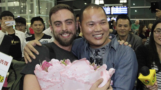 Li Hongjun berkata bahwa iPhone bekas yang ia pakai adalah hadiah dari keponakan pada Oktober tahun lalu. Sebenarnya, itu ada iPhone milik Matt Stopera dari AS.