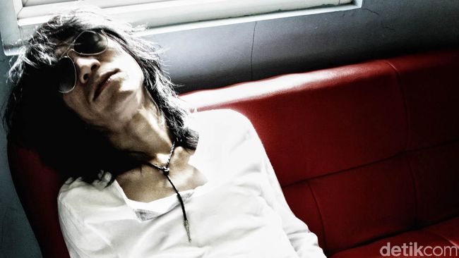 Selama empat tahun terakhir, Abdee Negara, gitaris Slank rupanya berjibaku dengan sakit ginjal. Ia tak boleh lelah dan naik pesawat selama setahun ke depan.
