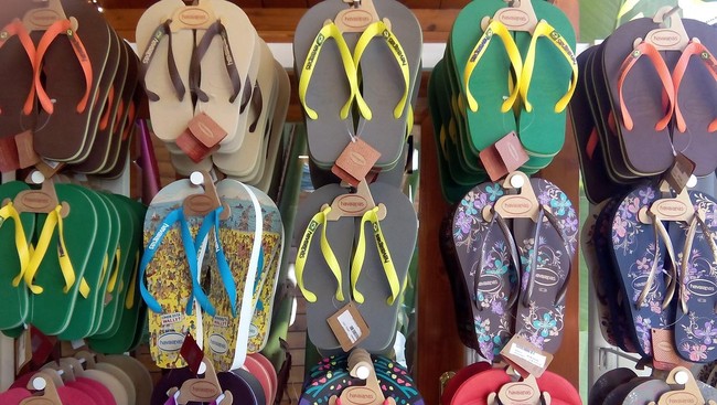 Memakai sandal jepit memang sangat nyaman dan enggak ribet. Tapi ada hal yang harus kamu perhatikan.