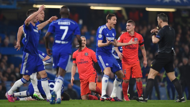 Sembilan pemain Chelsea mengerubungi wasit pada laga Liga Champions pekan lalu. Bagi Pemimpin FA, Greg Dyke, hal tersebut tak baik dan pantas mendapat sanksi.