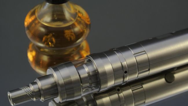Ikatan Dokter Indonesia (IDI) melarang masyarakat menggunakan vape atau rokok elektrik karena mengandung zat-zat yang berbahaya bagi kesehatan.