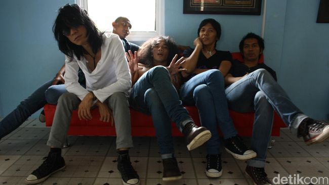  Selama Abdee dirawat, Kaka adalah satu-satunya personel Slank yang tak datang menjenguknya.