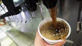 Bagaimana Minuman Bersoda Bikin Perut Gendut