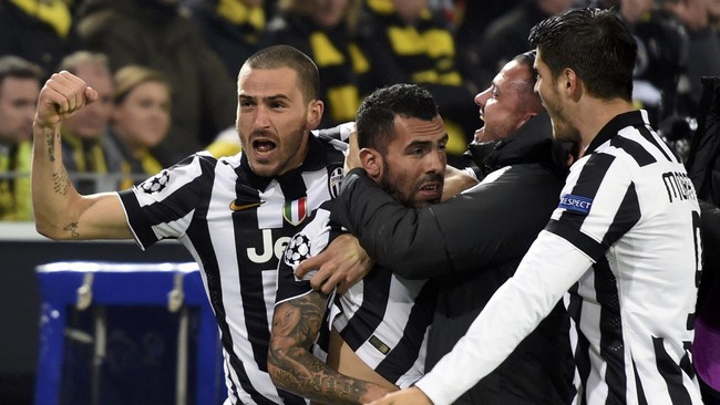 Carlos Tevez memberi Juventus keuntungan atas Borussia Dortmund di babak pertama pertandingan leg kedua babak 16 besar Liga Champions.