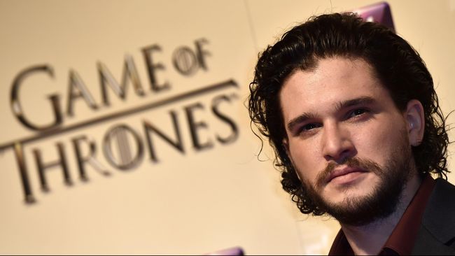 Aktor Kit Harrington pemeran Jon Snow dalam Game of Thrones rela menahan siksaan kejutan listrik agar rahasia perannya tak bocor ke publik.