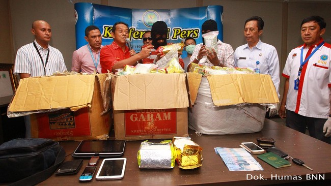 Pejabat BNN, Irjen Pol Bahtiar H Tambunan mengatakan narkotika yang diprodusi di Malaysia masuk Indonesia melalui jalur transportasi darat dan laut.