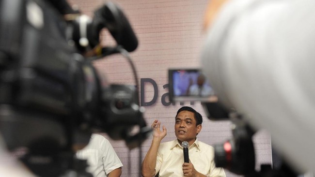 Direktur Deradikalisasi BNPT Irfan Idris mengibaratkan Aparatur sipil negara anti-Pancasila seperti penumpang kapal yang membocorkan kapalnya sendiri.