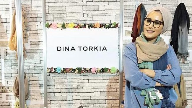 Dina hingga saat ini juga punya statistik media sosial yang cukup mengesankan, dengan 33 ribu follower di Instagram dan akun Youtube-nya dilihat 30 ribu orang.