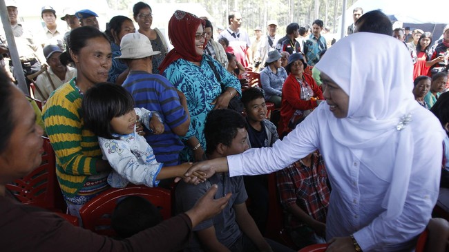 Menteri Sosial Khofifah Indar Parawansa menegaskan siap menerima somasi Yayasan Lembaga Konsumen Indonesia atas sikapnya beri rokok ke Suku Anak Dalam. 