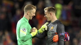 Aksi Ter Stegen dan Joe Hart dalam Bidikan Kamera