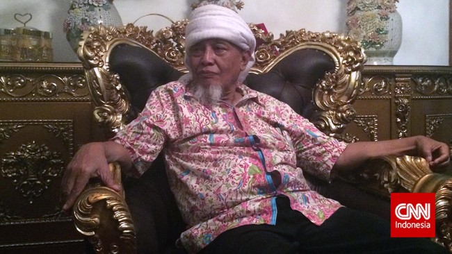 Namanya Chep Hernawan. Ia mengaku sudah memberangkatkan lebih dari seratusan orang ke Suriah untuk bergabung dengan ISIS, CNN Indonesia mewawancarinya.