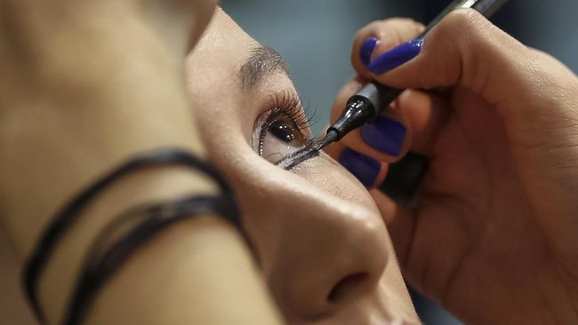 Keinginan tampil cantik saat Lebaran adalah wajar. Penata rias artis Qiqi Franky berbagi tips makeup untuk hari raya.
