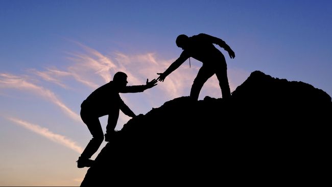 Bystander effect adalah ketika seseorang membutuhkan bantuan, orang-orang di sekitarnya yang melihat akan berpendapat pasti ada yang membantu