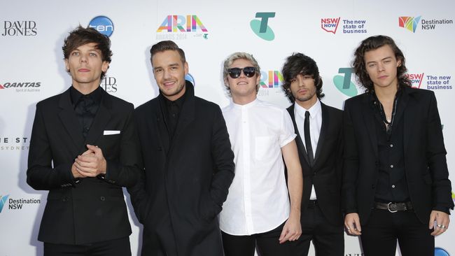 Cuitan penggemar One Direction dan Justin Bieber menjadi trending topic di Twitter. Mereka membela idola masing-masing.