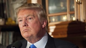 Wajah Donald Trump Dilukis Pakai Darah Haid