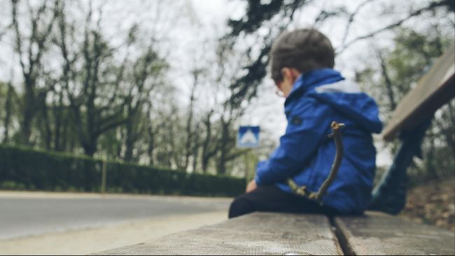 Meski bisa lebih berisiko kalau tak diatasi segera, tapi stres pada anak cenderung sederhana. Mereka bisa dengan mudah melupakan stresnya.
