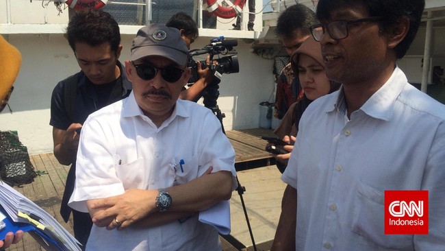 Untuk mengelabui para pengawas, ada oknum yang dicurigai sengaja memindahkan alat pelacak (vessel monitoring system) dari satu kapal ke kapal lain.