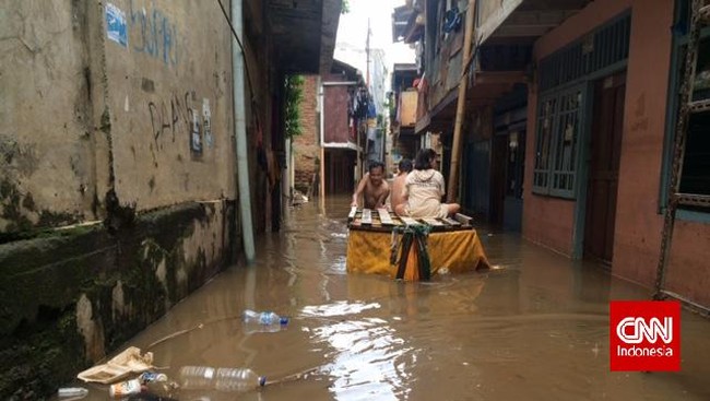 Hujan deras semalam membuat Kampung Pulo di Jatinegara, Jakarta Timur, terendam setinggi dada orang dewasa. Air belum surut hingga siang ini, Sabtu (21/3).