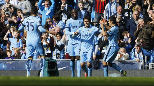 Manchester City memangkas jarak dengan Chelsea hingga menjadi hanya tiga poin setelah menang 3-0 atas West Bromwich Albion di Stadion Etihad.