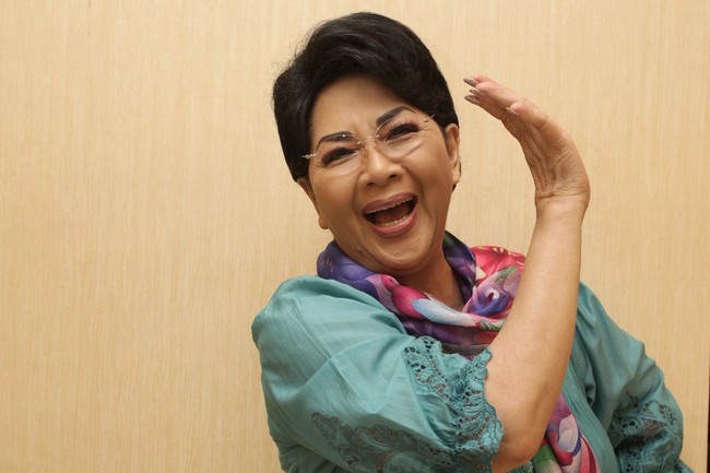 Riwayat seniman dekat pusaran politik bukan barang baru. Sejarah mencatat banyak seniman yang mendukung, sekadar menghibur serta berkonflik dengan penguasa.