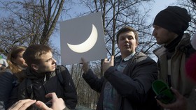 NASA Ingin Memanen Air di Bulan, Begini Caranya