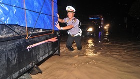 Nekat Terobos Banjir di Bandung, Sejumlah Kendaraan Mogok