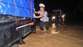 Nekat Terobos Banjir di Bandung, Sejumlah Kendaraan Mogok