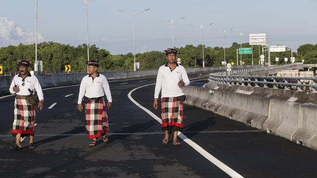 Dan Berbidge, salah satu wisatawan asing di Ubud, Bali harus ikut berdiam diri seperti masyarakat lain yang sedang menjalani Catur Brata di hari Nyepi.