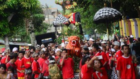 Karangan Bunga dari SBY dan Agung Laksono Hiasi Kongres PDIP