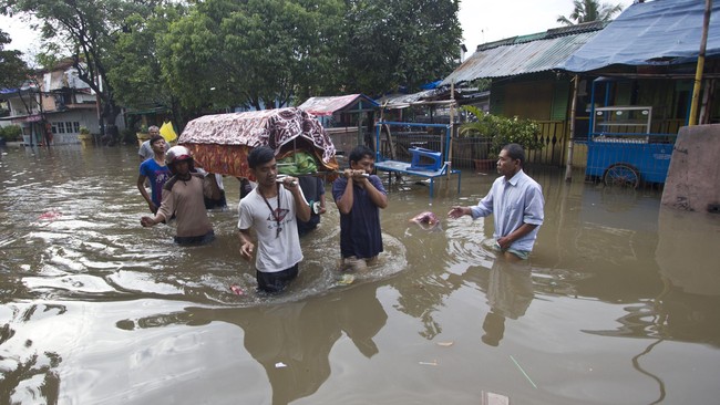 Saat ditemukan jenazah tersangkut di tumpukan material longsoran tembok yang merobohkan tiga rumah warga di lokasi banjir.
