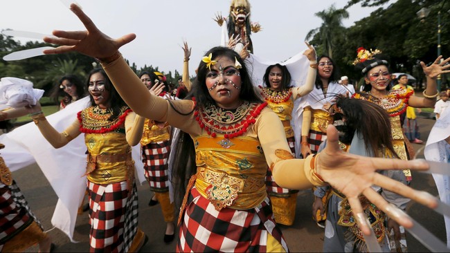 Kalian tahu Joged Bumbung? Ini tarian Bali yang sebelumnya dipandang sebagai tarian erotis. Citranya sedang diperbaiki lho.