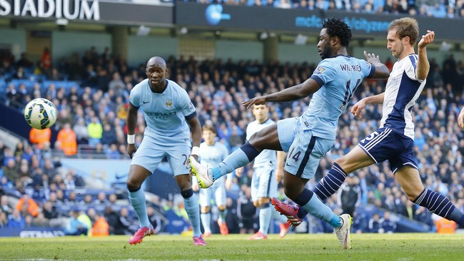 Wasit Neil Swarbrick mengeluarkan kartu merah kontroversial untuk bek West Brom, Gareth McAuley, saat pertandingan baru di Stadion Etihad berjalan dua menit.
