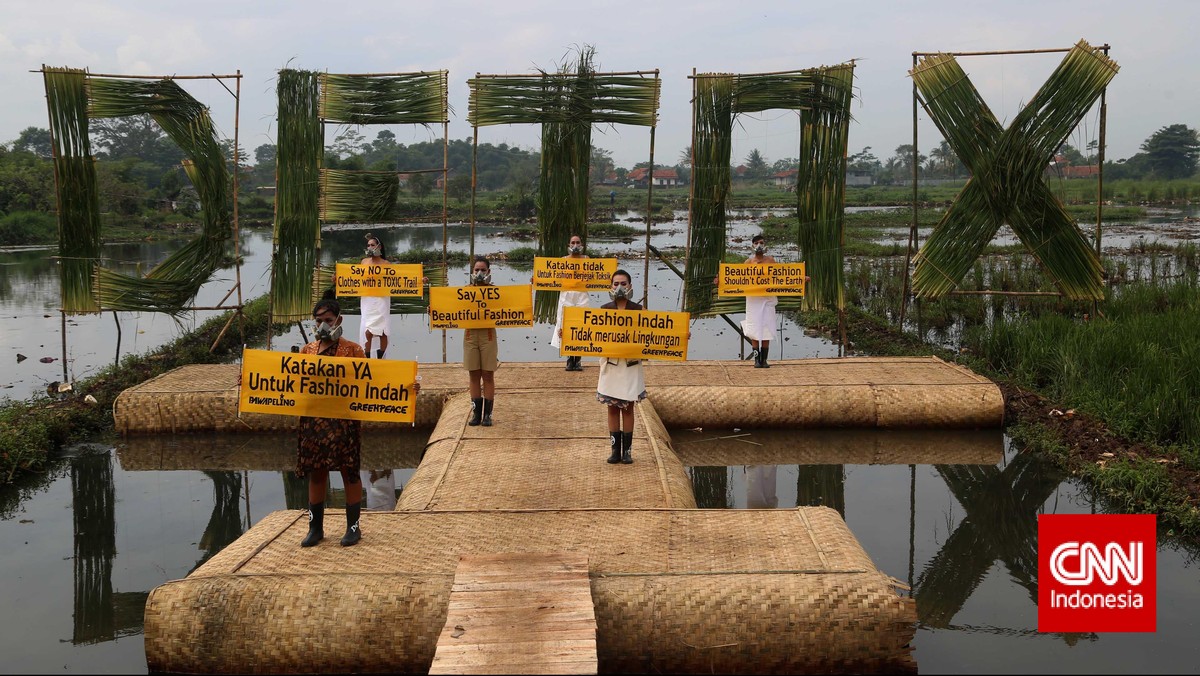 Fashion Show di Tengah Sawah yang Tercemar Limbah Tekstil